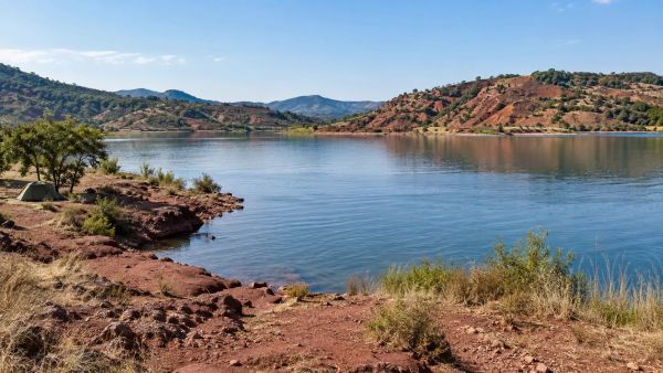 Quels sont les tarifs pour le camping au lac du Salagou ?