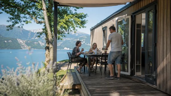Un mobil-home au bord du lac de Serre-Ponçon pour des vacances inoubliables